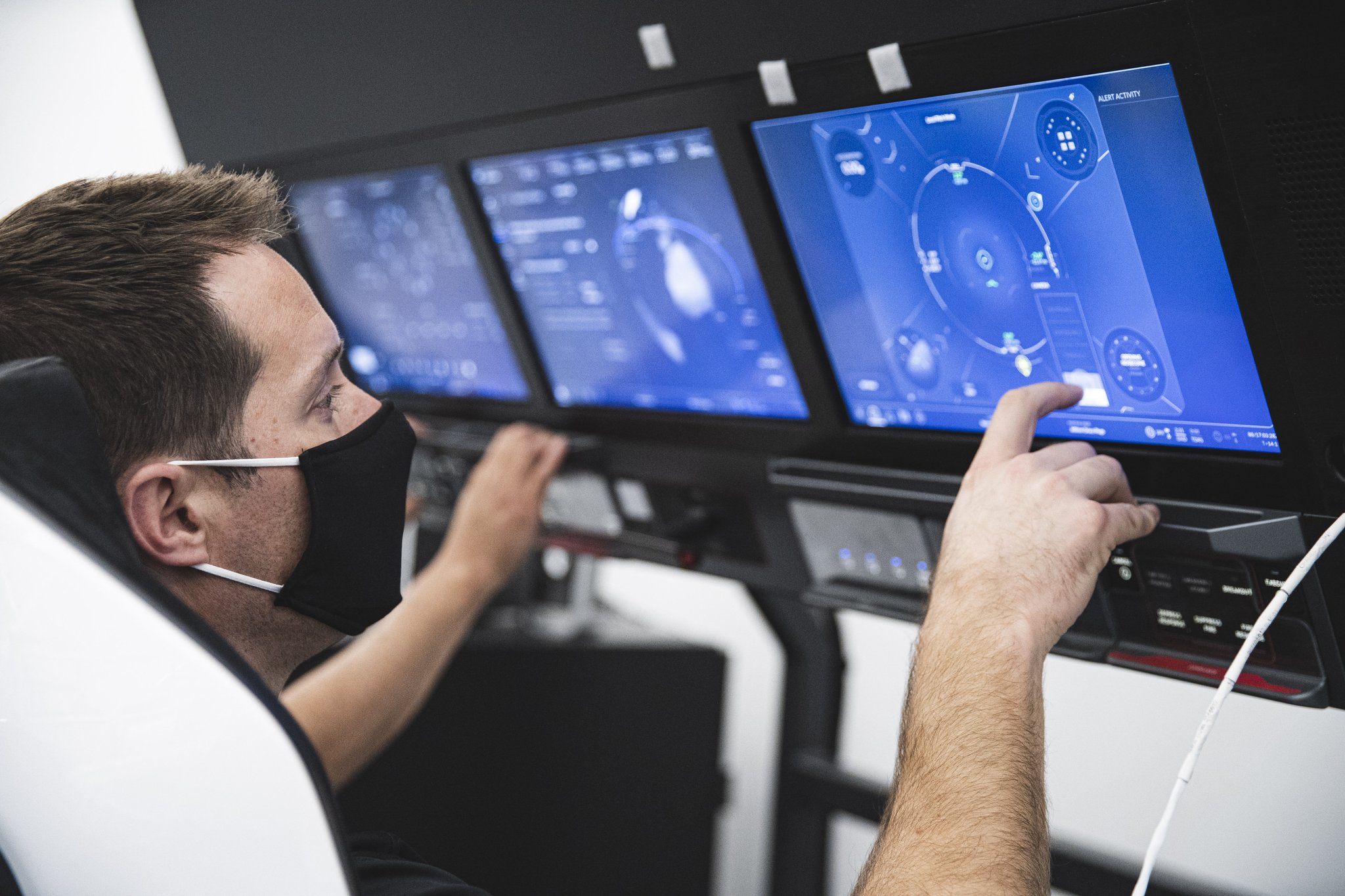 SpaceX - Crew Dragon Displays UI/UX